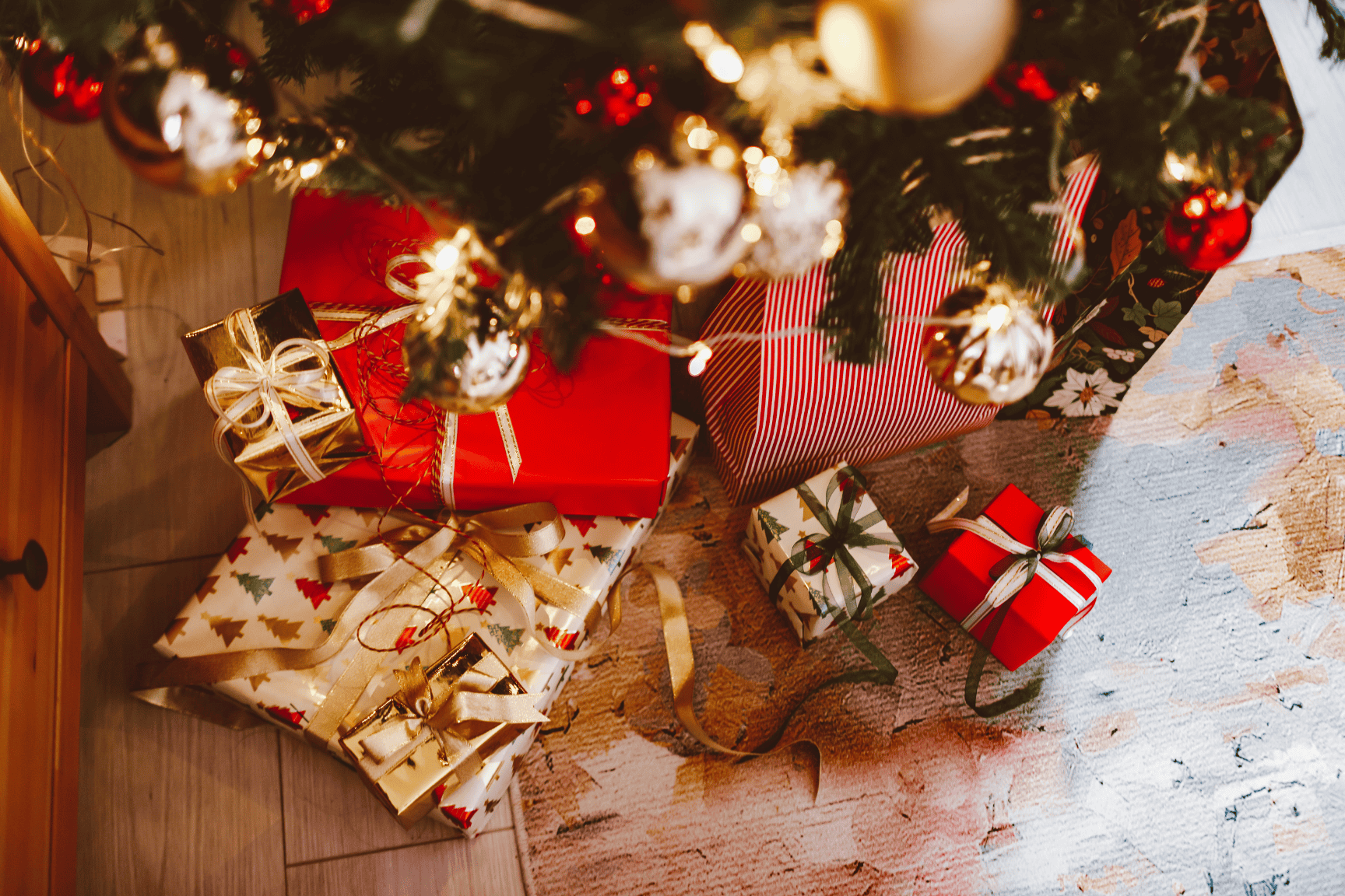 Árbol y regalos representando las ventas de Navidad
