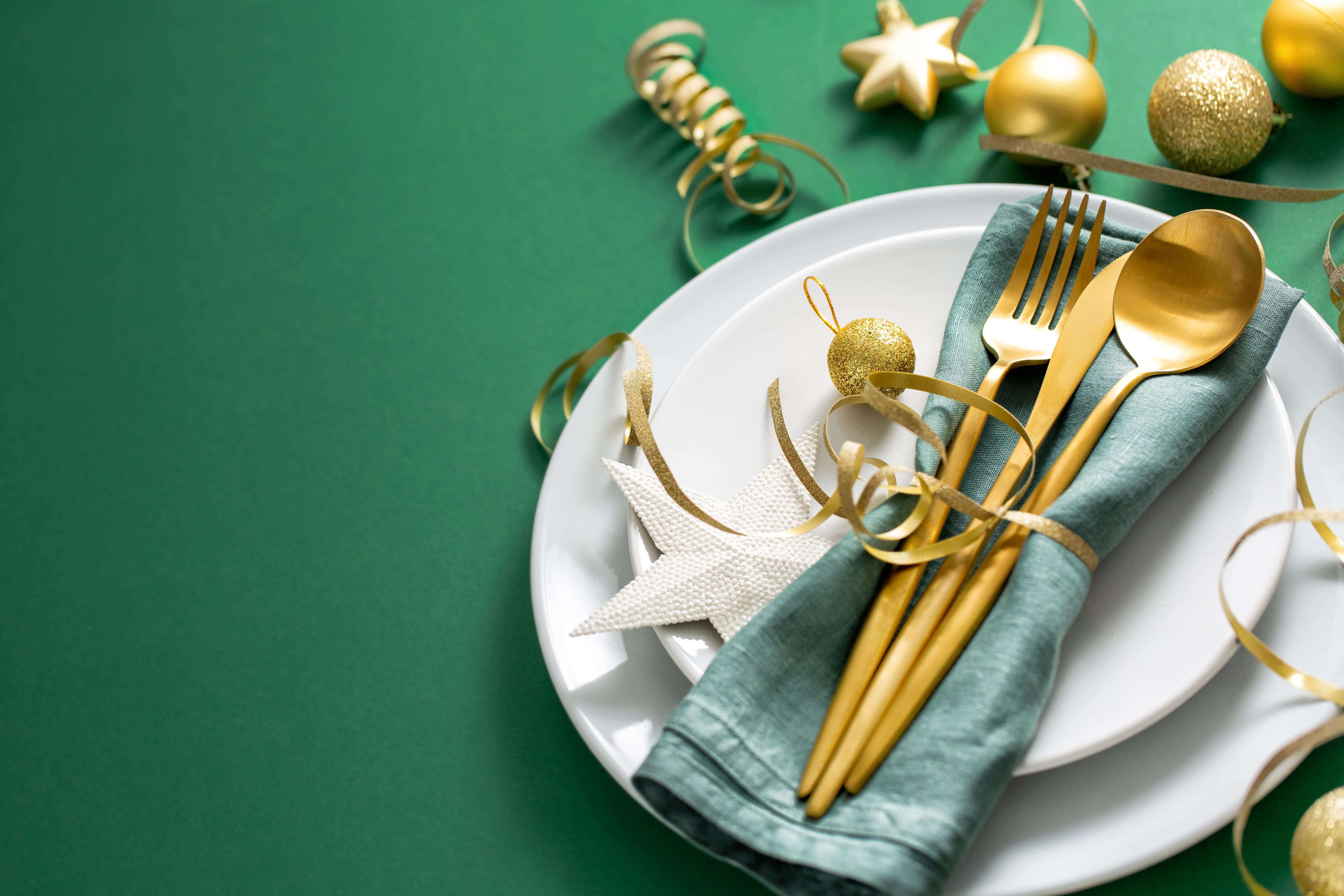 Cubiertos de oro servidos en plato celebración fin de año