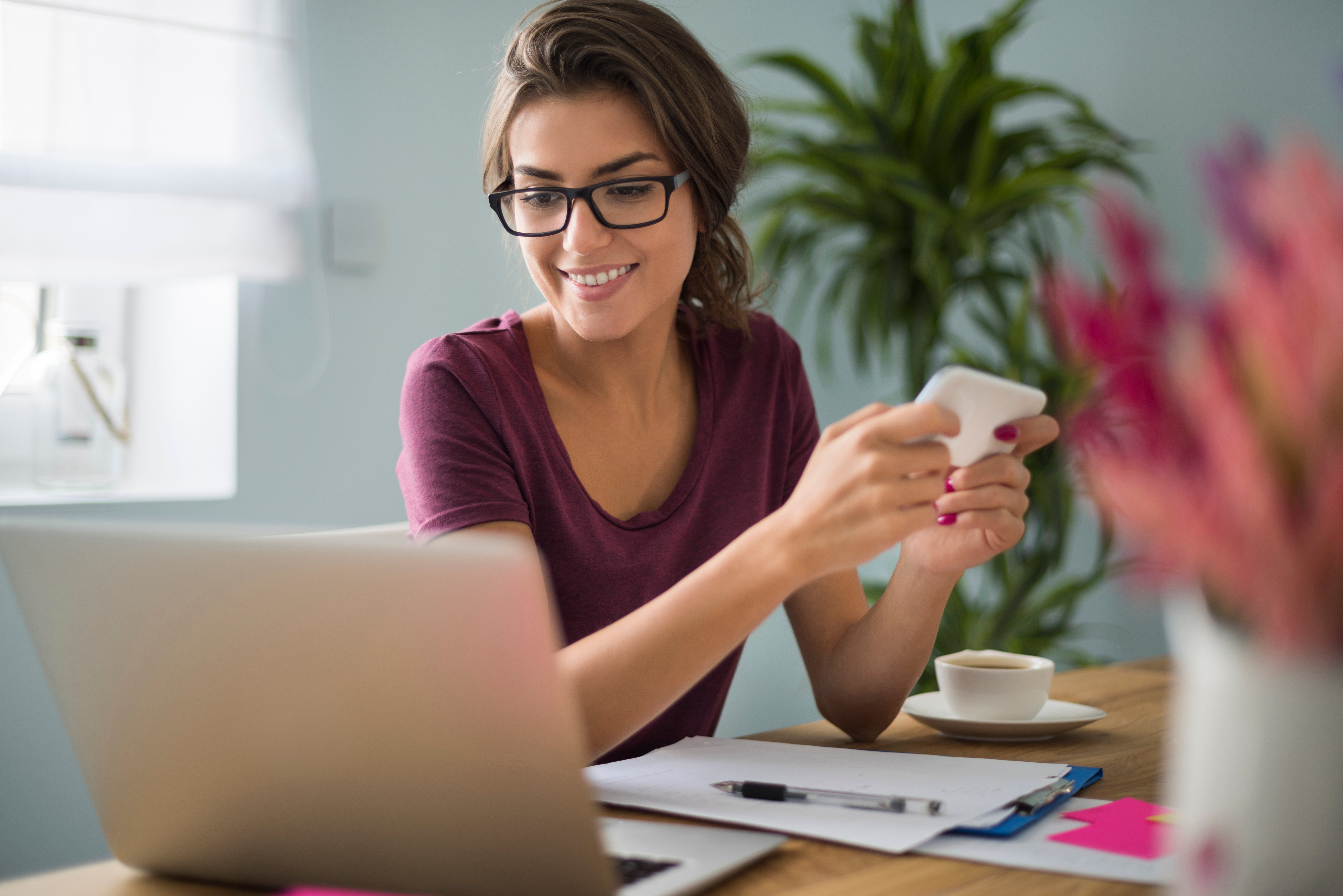 Mujer sonriente viendo hacia la pantalla de Mercado Libre