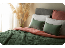 Arranjo de cama aconchegante de alto ângulo