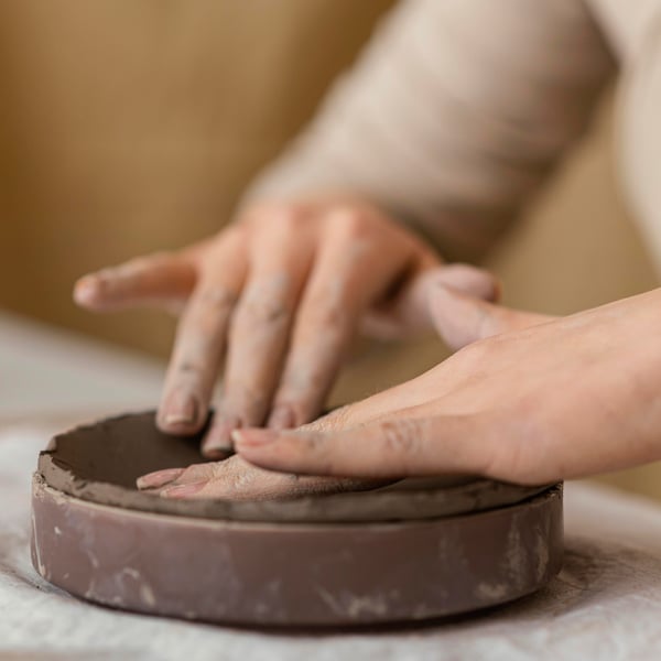 Artesã trabalhando com argila