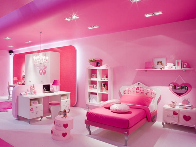 Quarto com mobílias e paredes em tons de rosa representando tendência Barbiecore