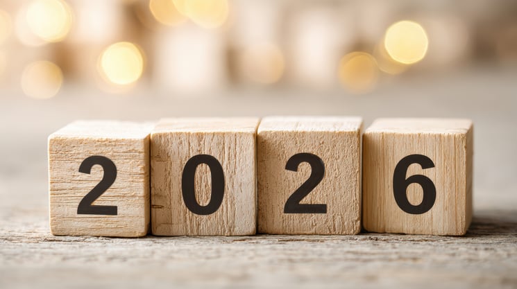 Blocos de madeira exibindo 2026 contra um fundo desfocado