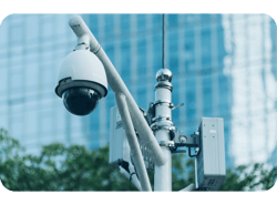 Câmera de segurança em praça pública