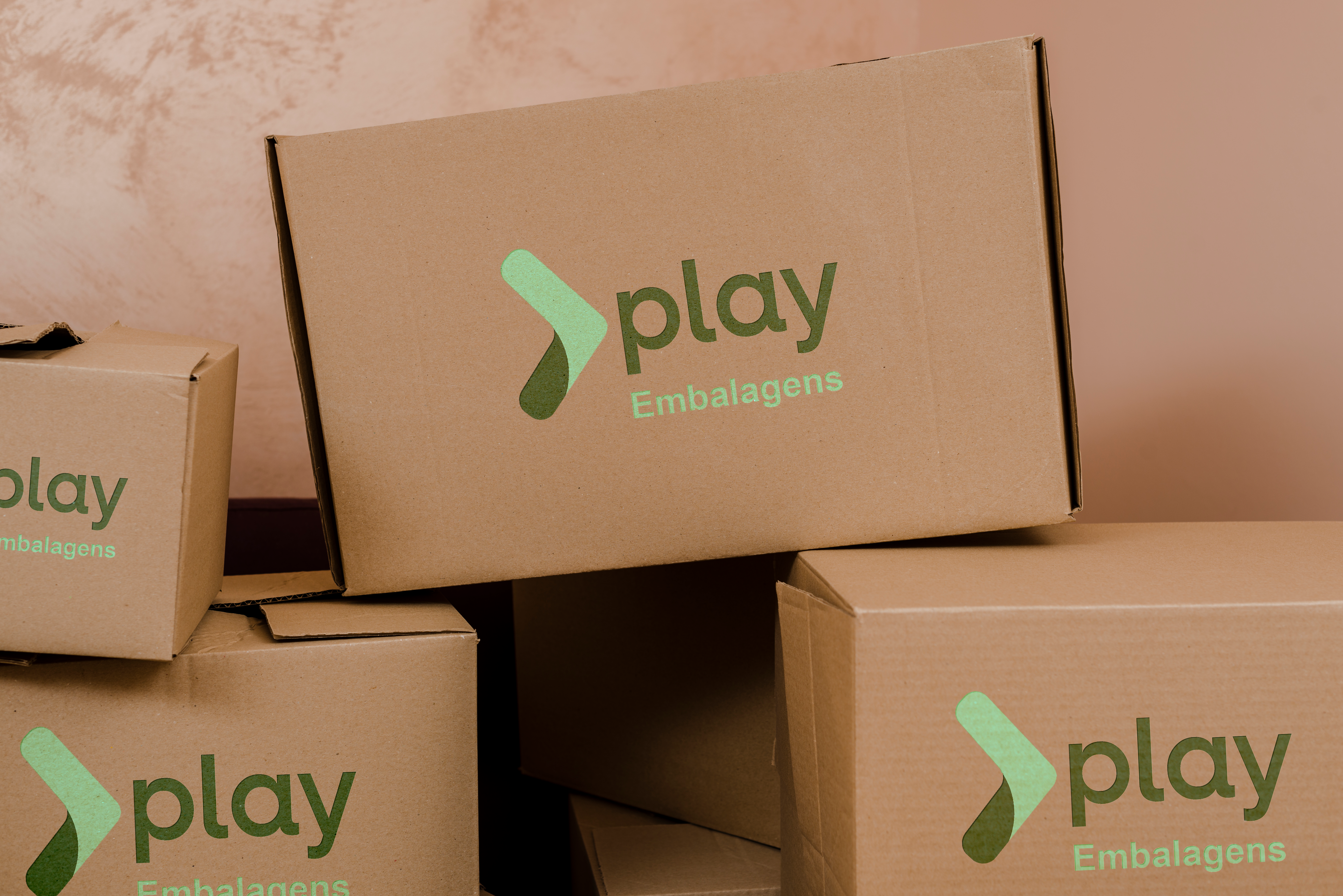 Caixas de papelão com logotipo da empresa Play Embalagens