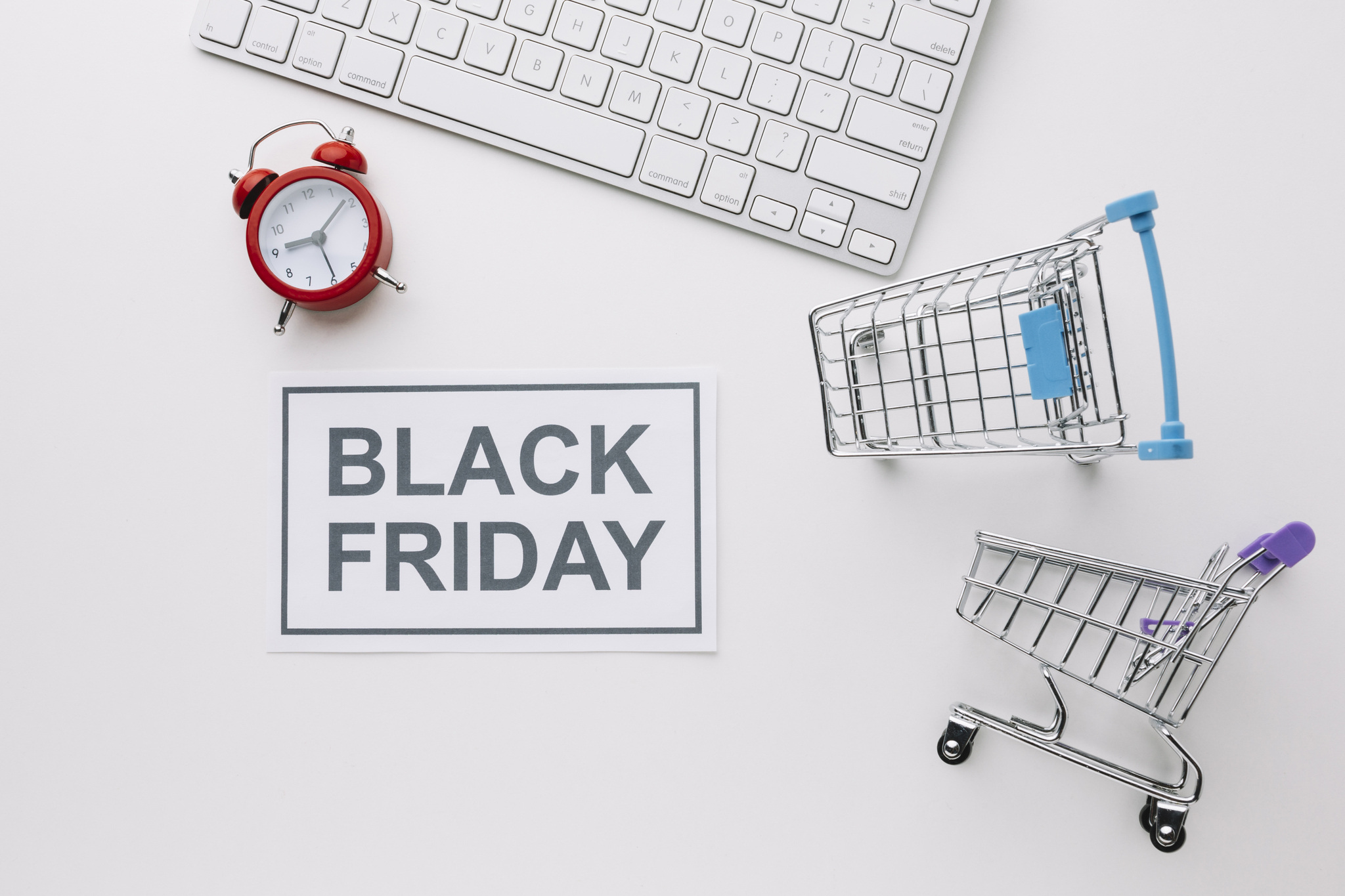 Cartão escrito Black Friday com carrinho de compras e laptop