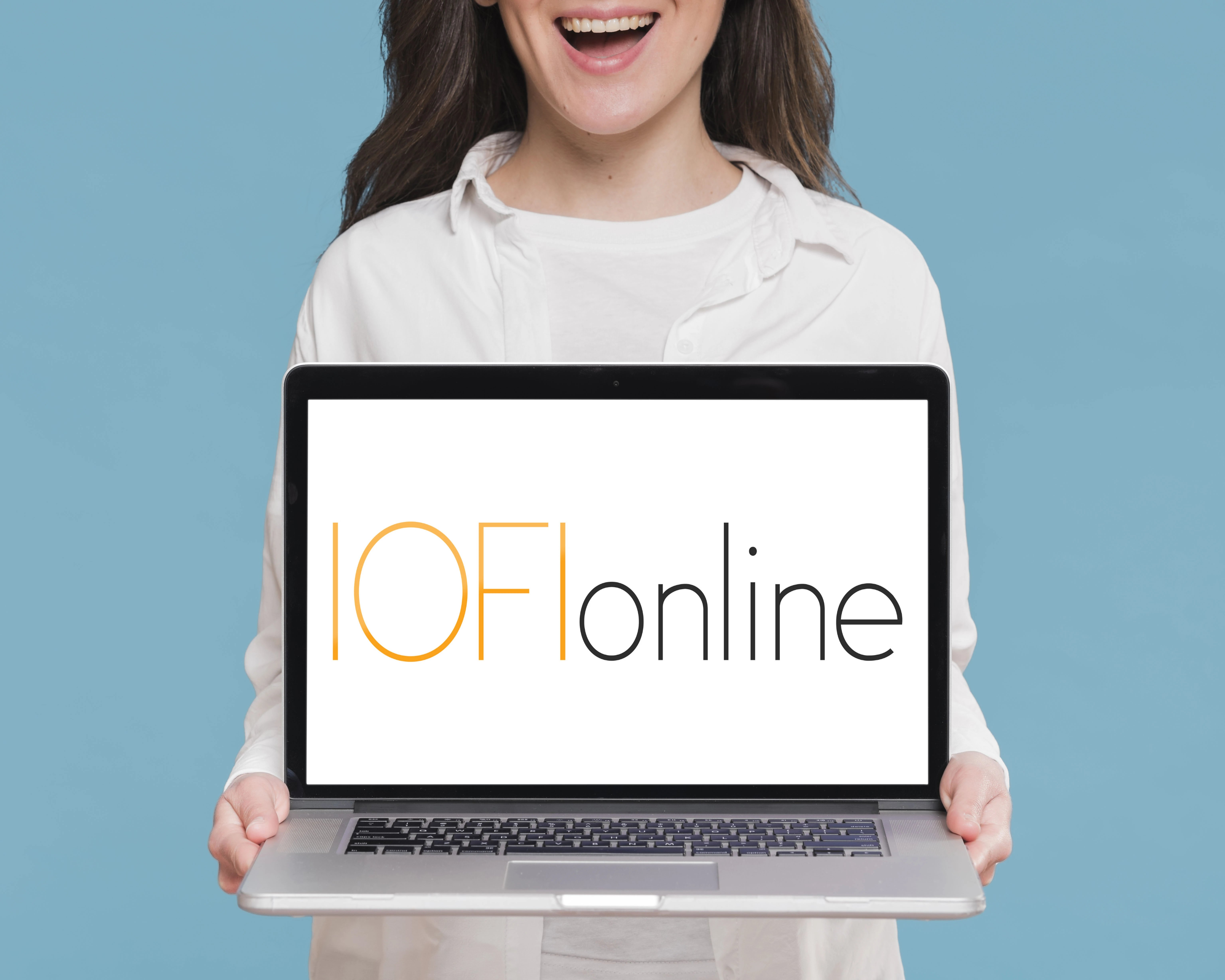 Mujer sosteniendo laptop con logo de iofionline