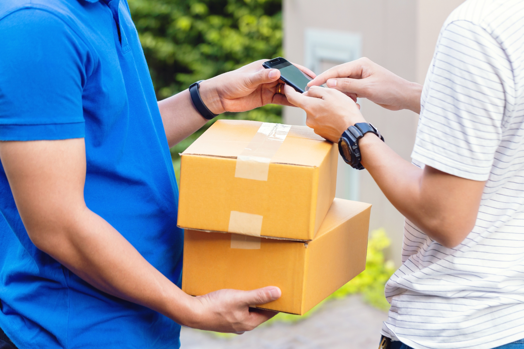 Cliente recibiendo una entrega de compras online