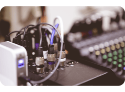 Closeup tiro de cabos eletrônicos conectados em um fundo desfocado