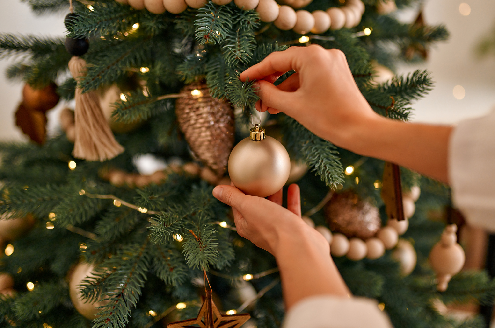 Compradora decorando árvore de natal com produtos comprados online