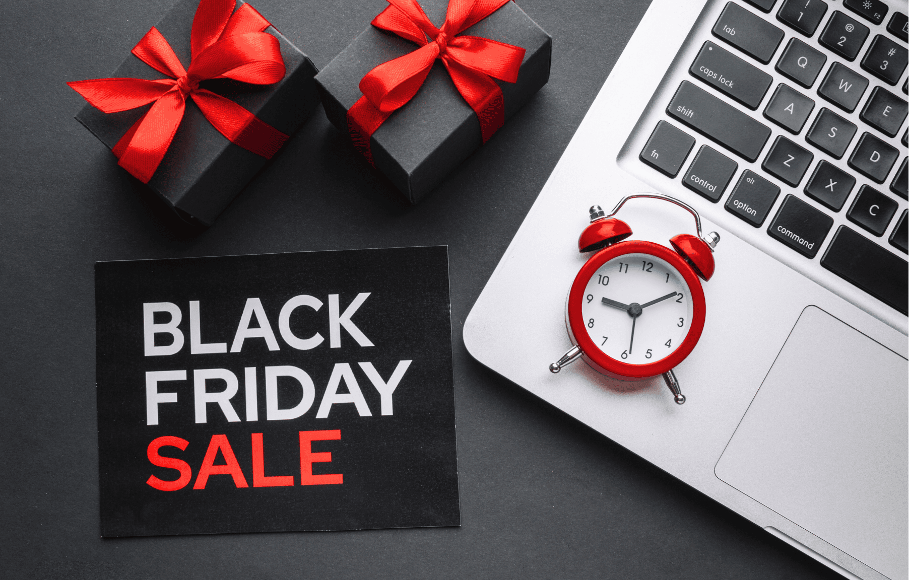 Computadora, reloj y cartel de Black Friday representando la checklist para el evento comercial