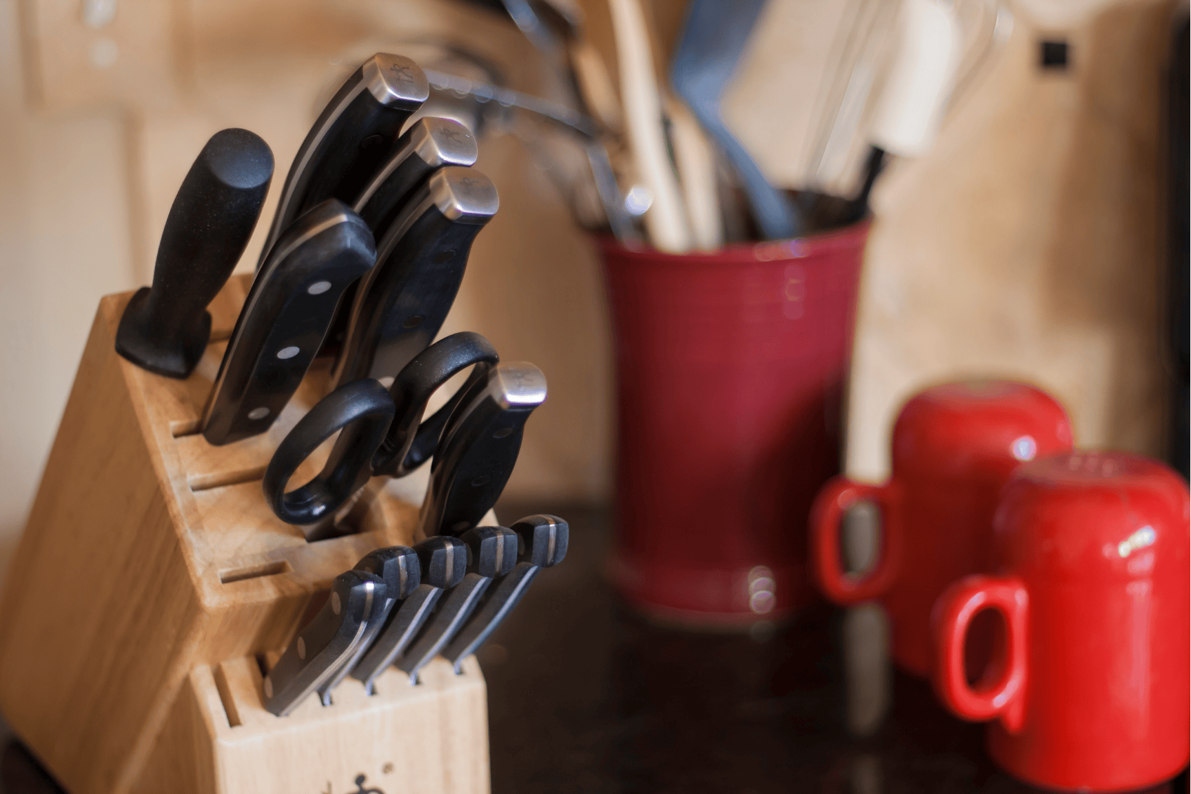 Cuchillos, tijeras y tazas en representación de los utensilios y productos de cocina que son tendencia en el e-commerce