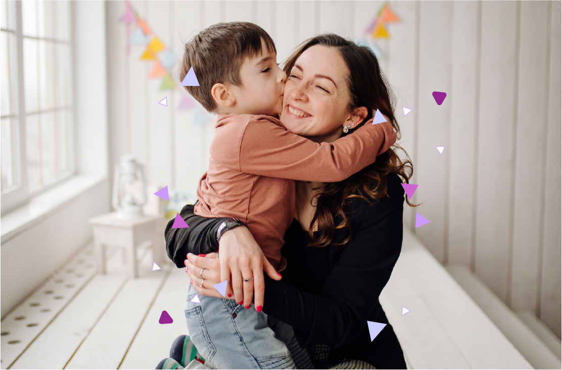 Madre e hijo felices y abrazados en el Día de la Madre