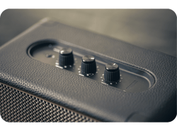 Detalhes de close-up dos botões de controle de alto-falante de música