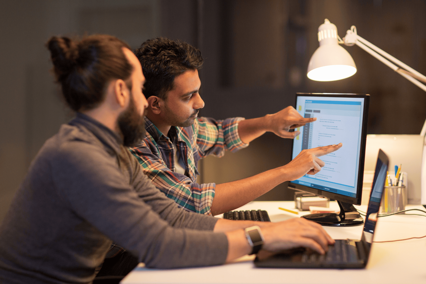Dos hombres frente a una computadora representando el proceso de identificar a la competencia en e-ecommerce