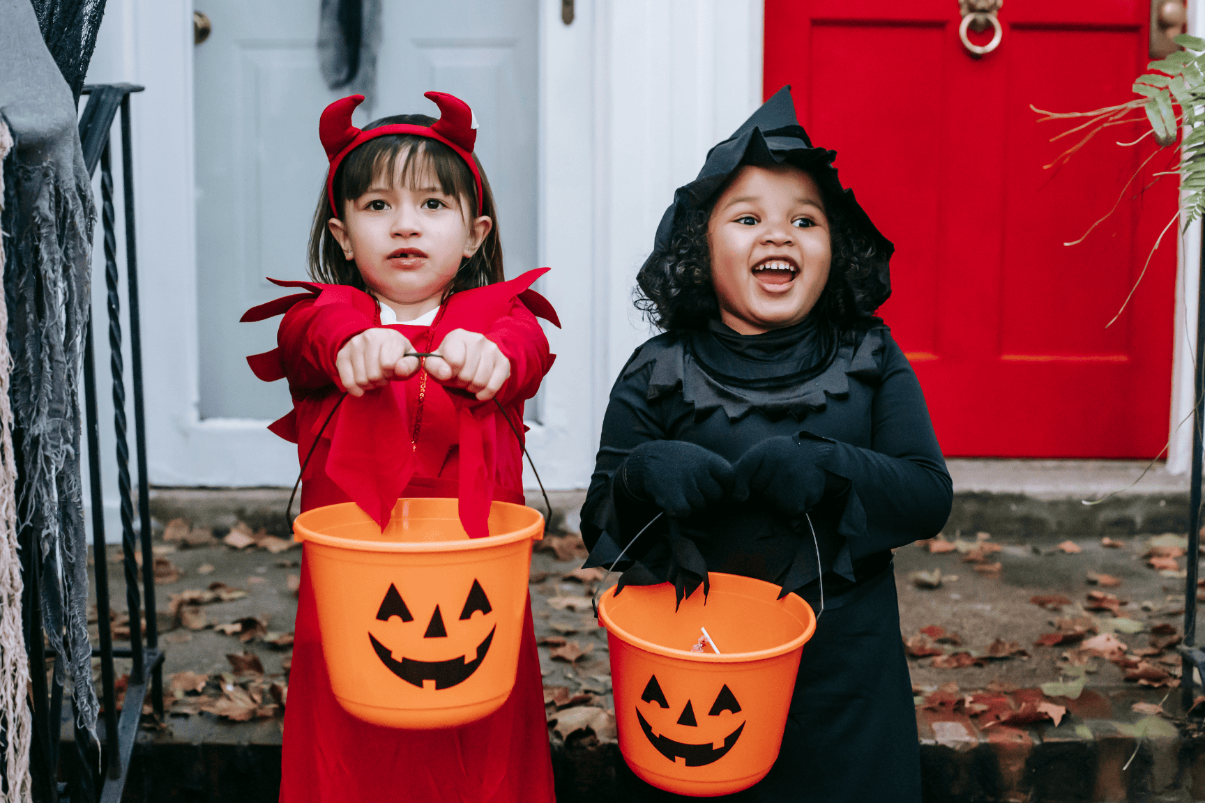 Dos niñas disfrazadas y con baldes de calabazas representando las ventas por Halloween y Día de Muertos