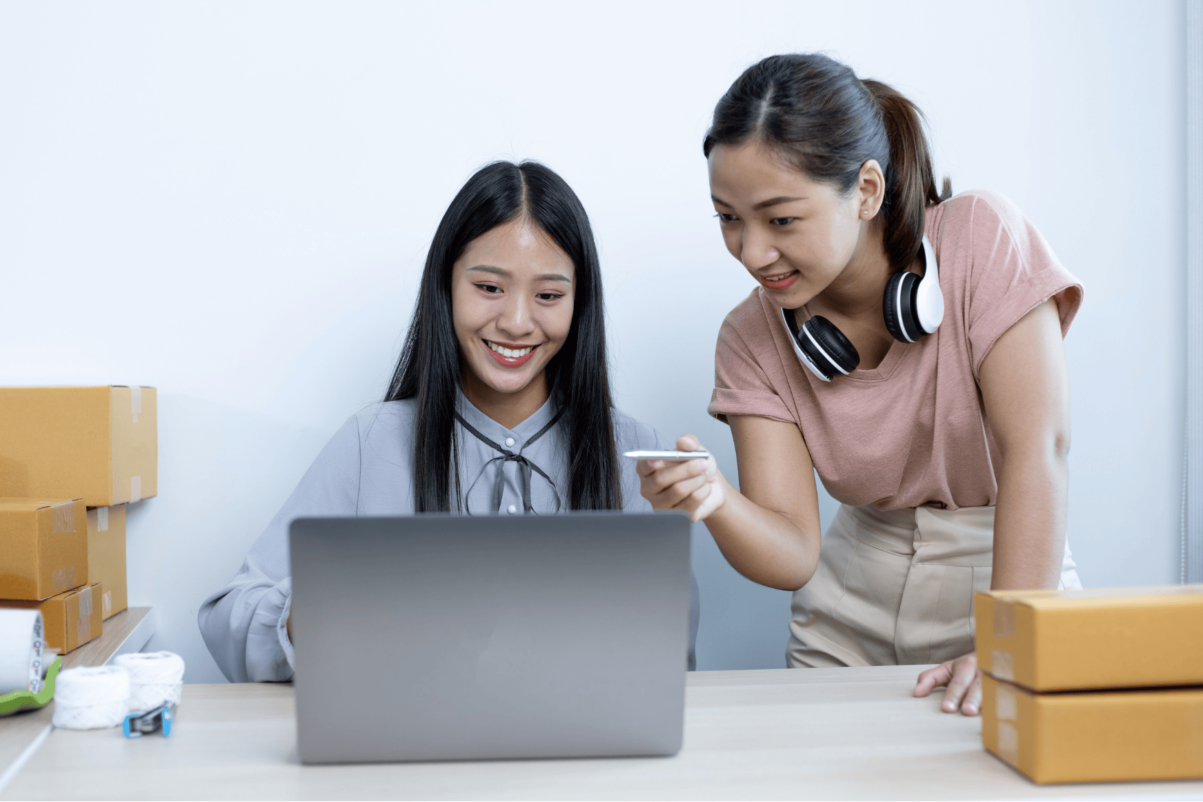 Dos vendedoras trabajando en el análisis de datos de su negocio