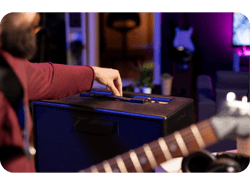 Engenheiro de som ajustando os níveis de volume no amplificador para gravação