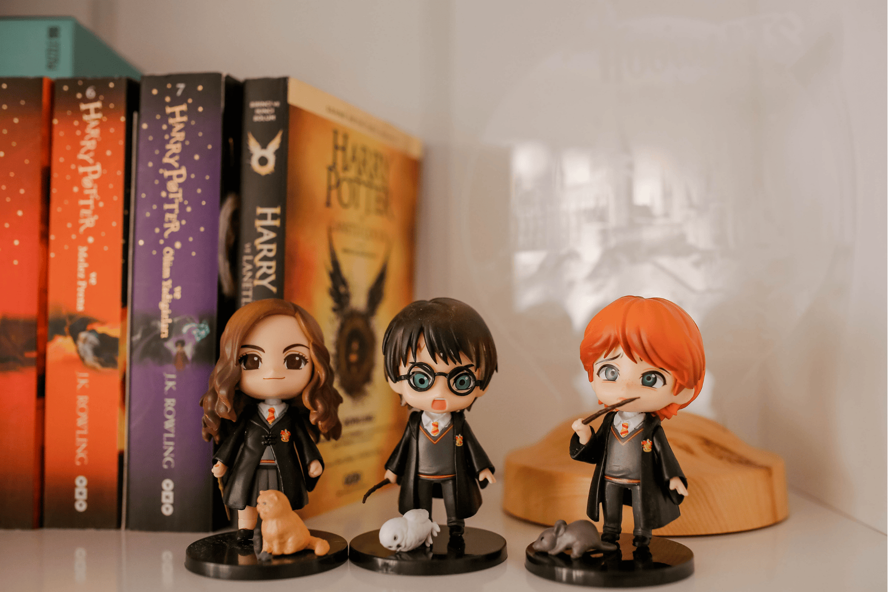 Figuras coleccionables y libros de Harry Potter representando el impacto de películas y series en Mercado Libre
