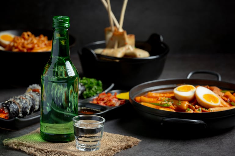 Garrafas de soju e acompanhamentos coreanos