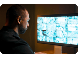 Guarda de segurança trabalhando com monitoramento