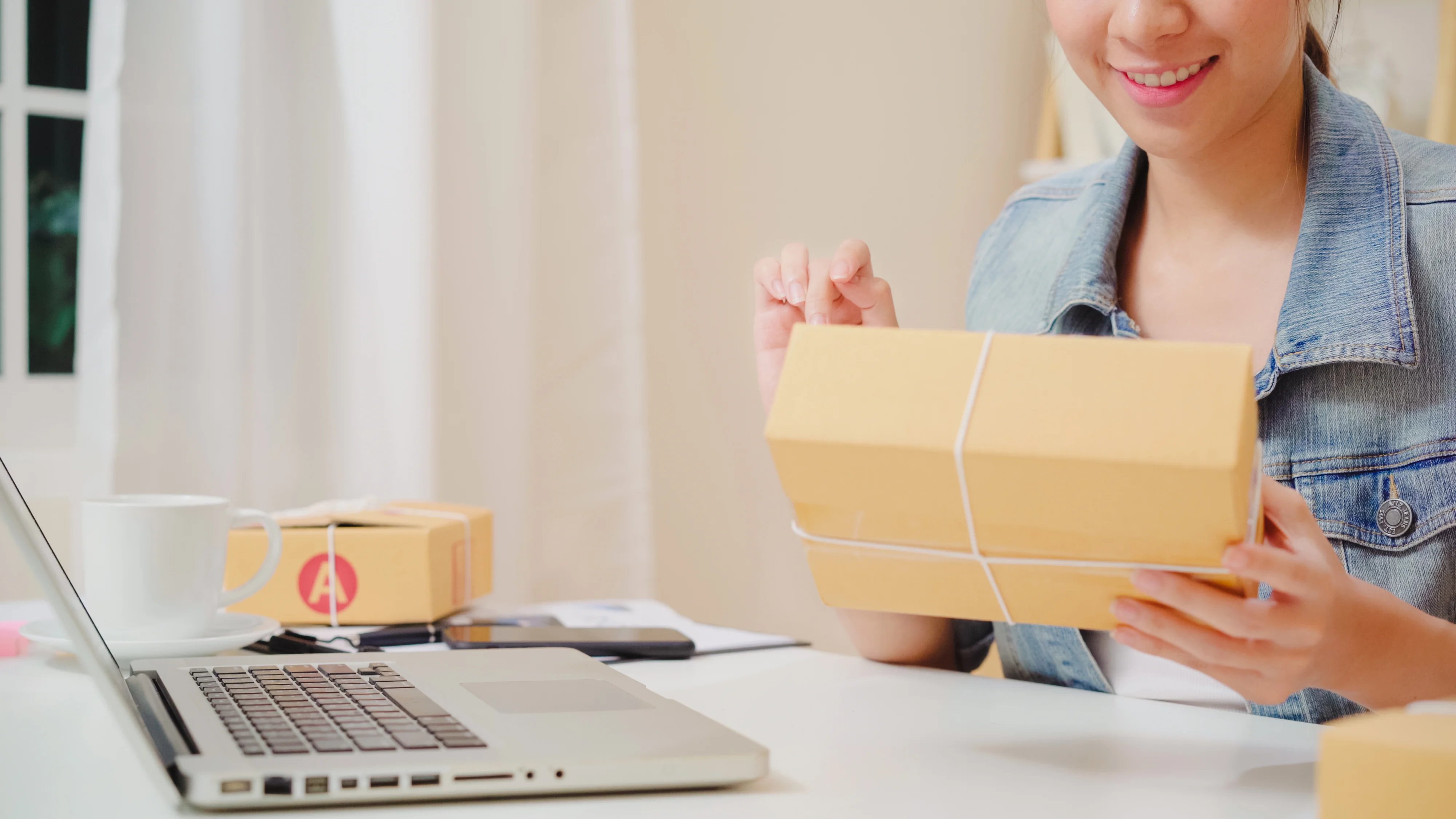 Mujer con paquete listo para enviar a un comprador de Mercado Libre