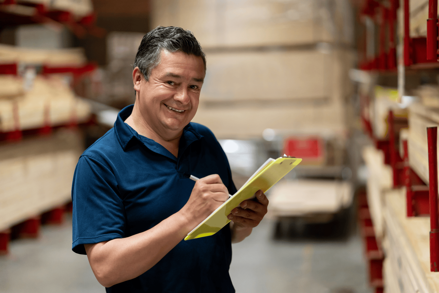 Hombre en un depósito con una planilla para la gestión de precios en e-commerce