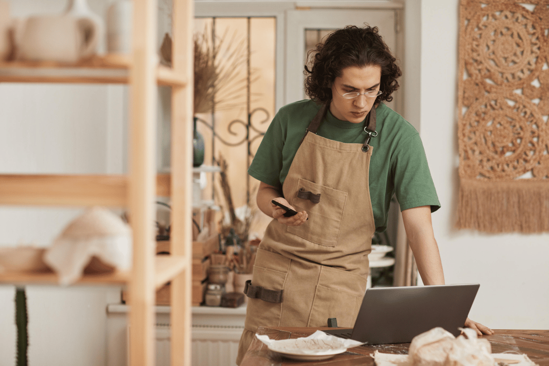 Homem-preparando-produtos-para-vender-pela-internet-na-Black-Friday