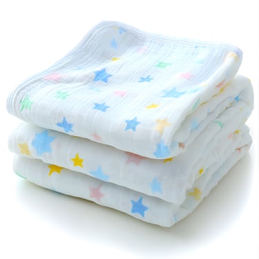 Imagem de fraldas de pano dobradas cuidadosamente sobre um fundo branco