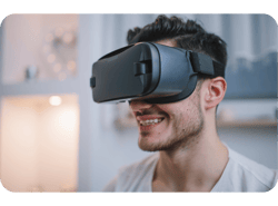 Jovem em fone de ouvido VR