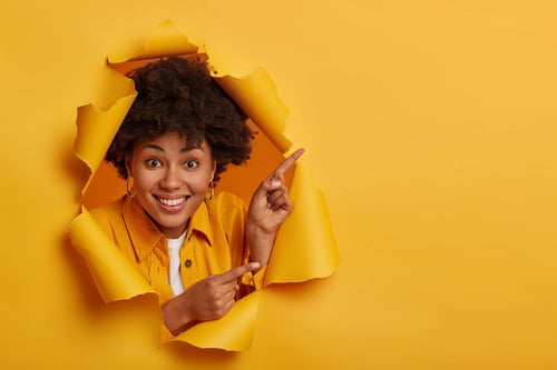 Jovem vendedora animada com descobertas sobre  o Mercado Ads