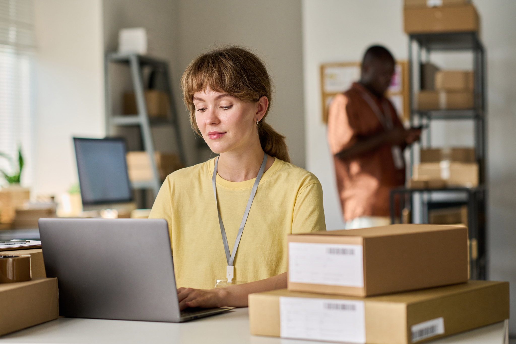 Jovem vendedora de e-commerce analisando o desempenho do seu negócio no Mercado Livre