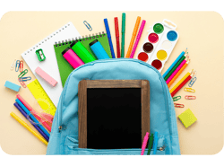 Kit de materiais escolares com artigos de papelaria representando a volta às aulas