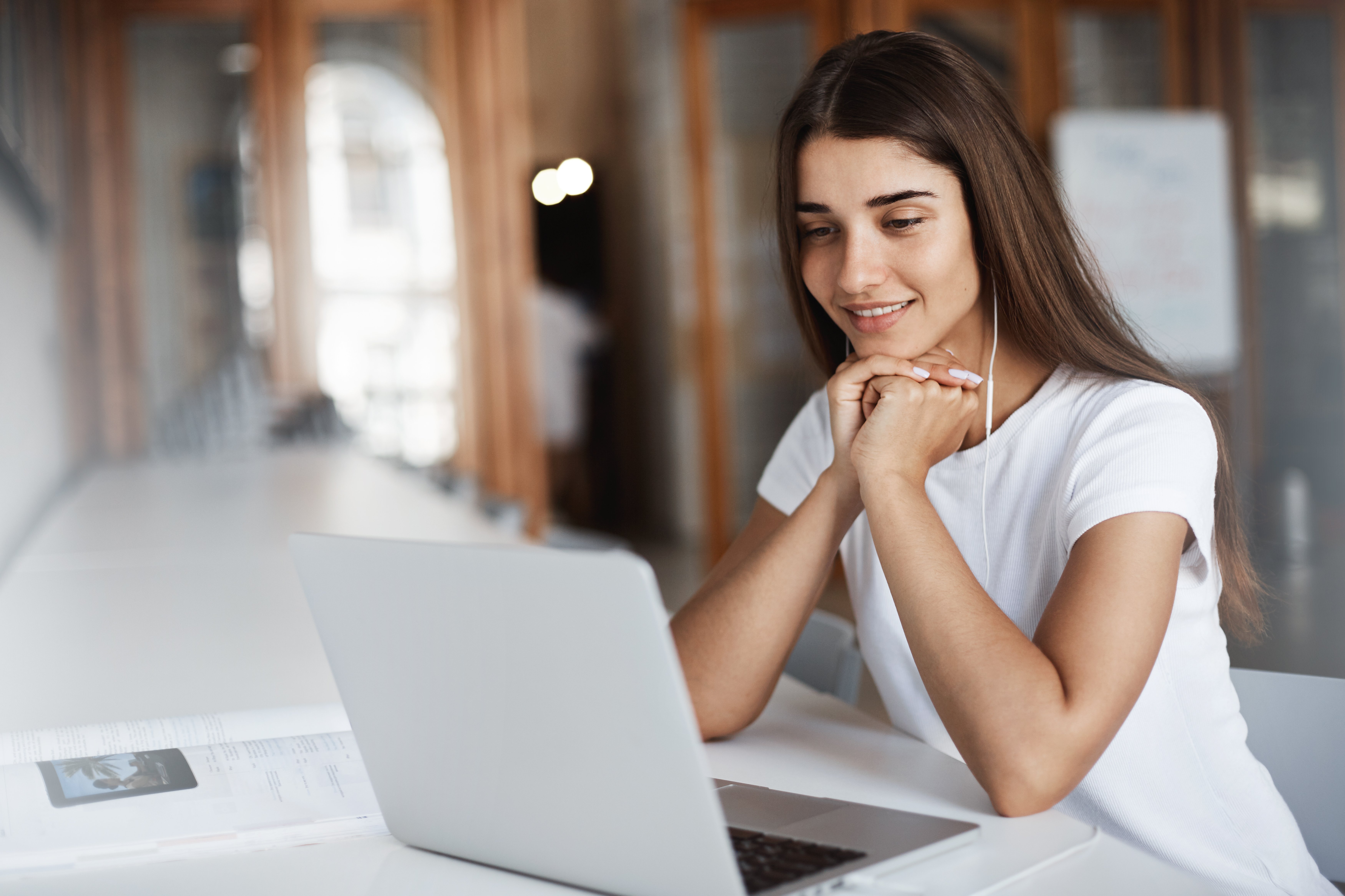 Mulher em frente a um computador gerindo seu negócio online