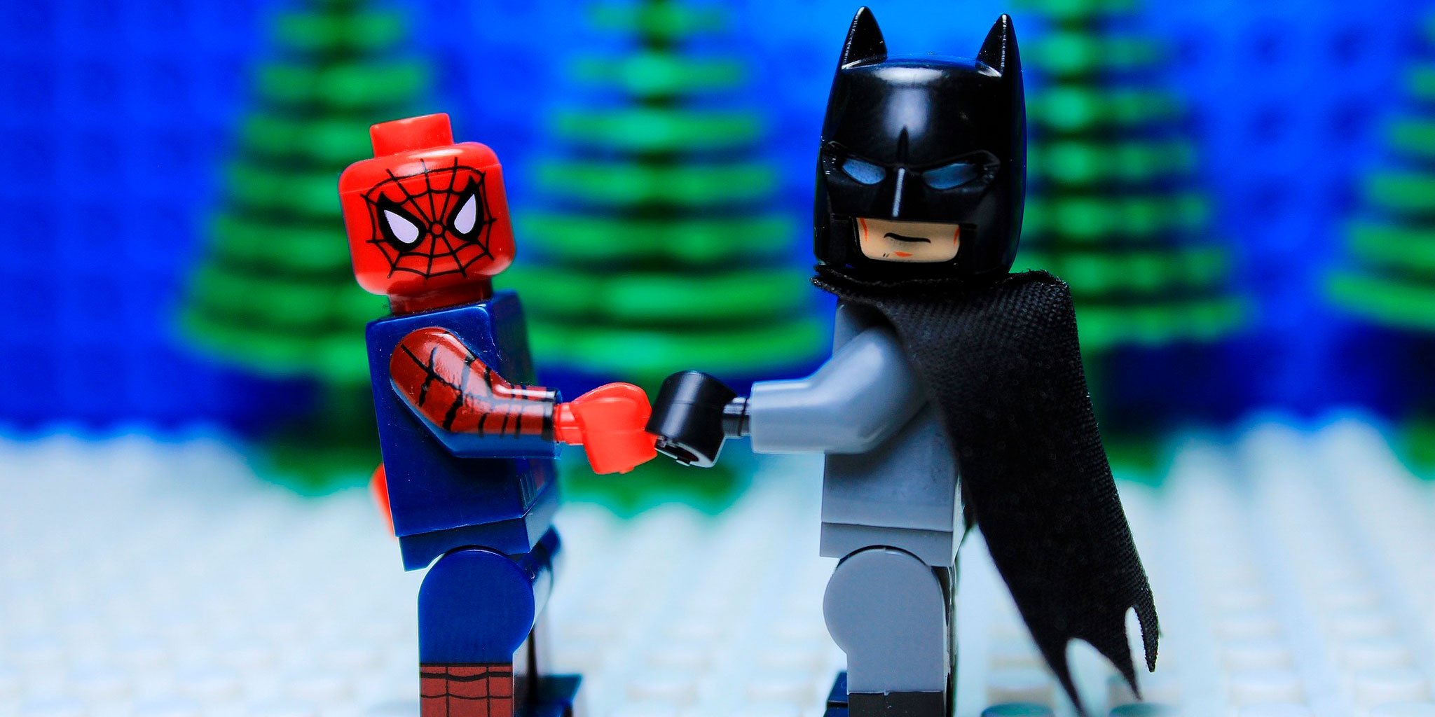 Lego do Batman e do Homem-Aranha representando produtos geek para vender online