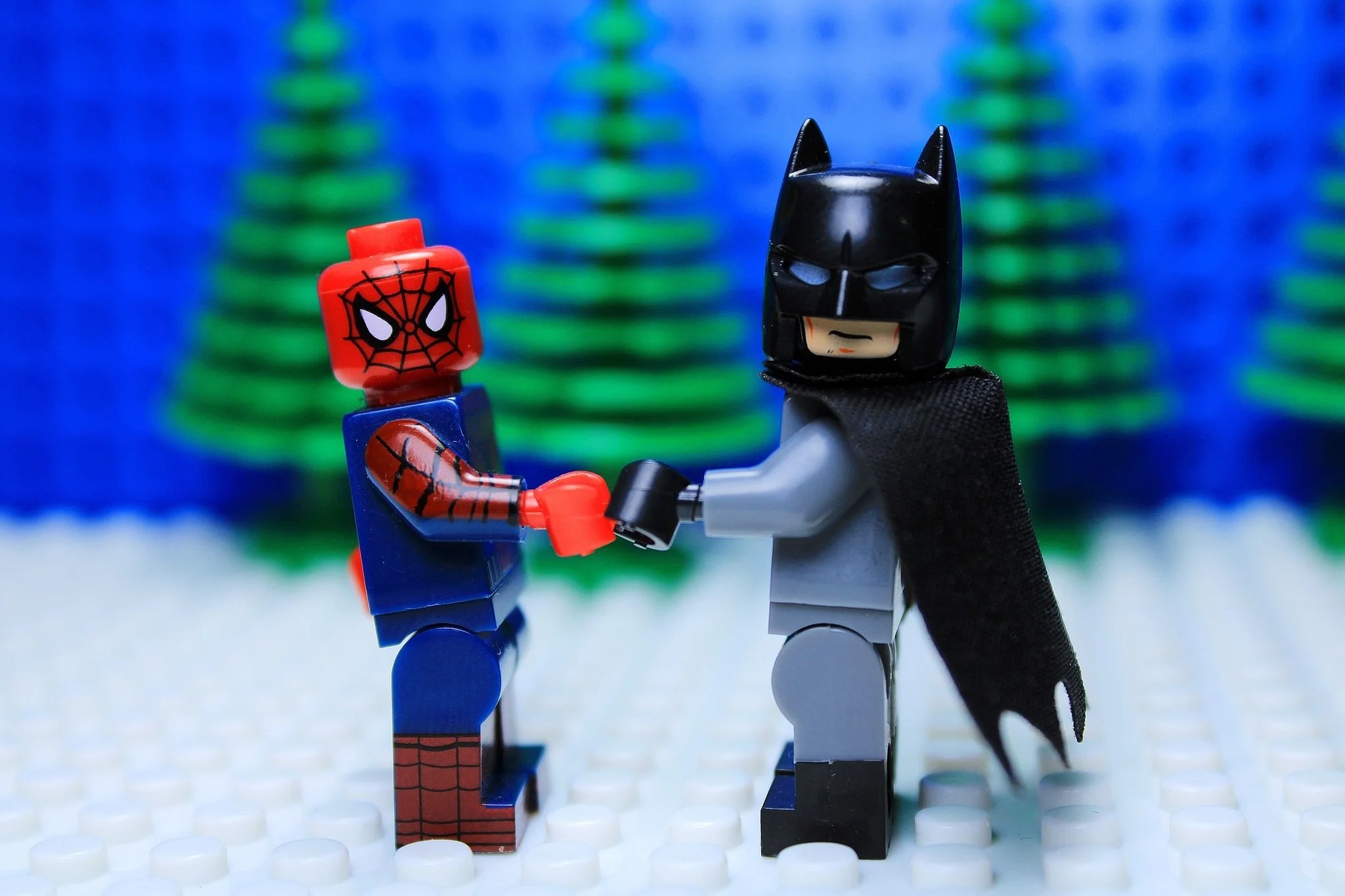 Lego do Batman e do Homem-Aranha representando produtos geek para vender online