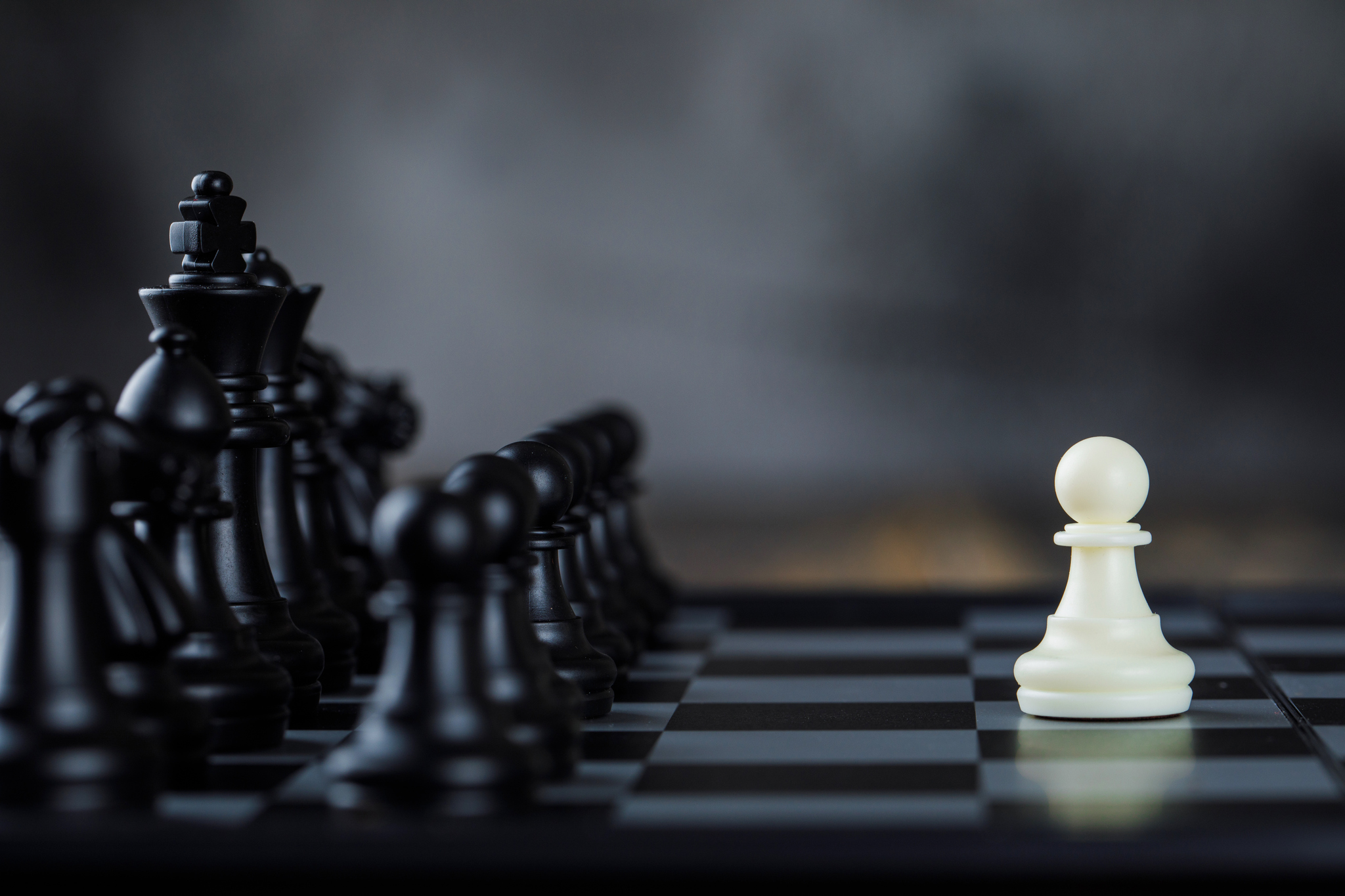 Peças de xadrez sobre tabuleiro representando estratégia empresarial e a concorrência