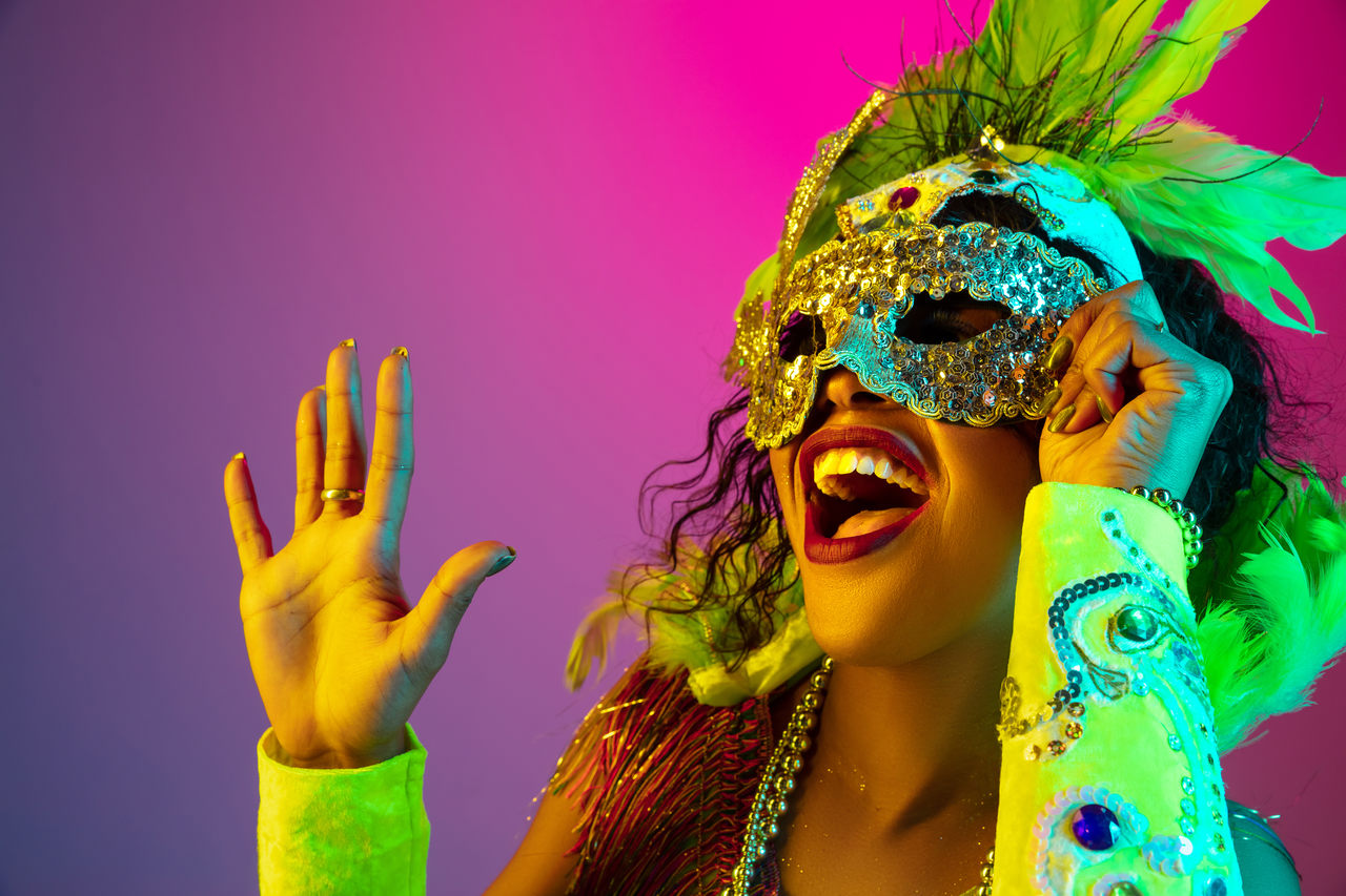 Hermosa mujer joven que porta una máscara en el carnaval de Brasil