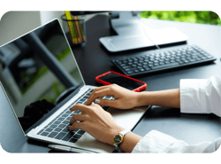 Mão feminina digitando no teclado de um  laptop