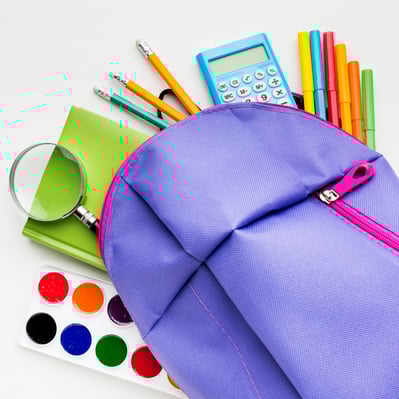 Mochila com materiais escolares representando produtos de papelaria
