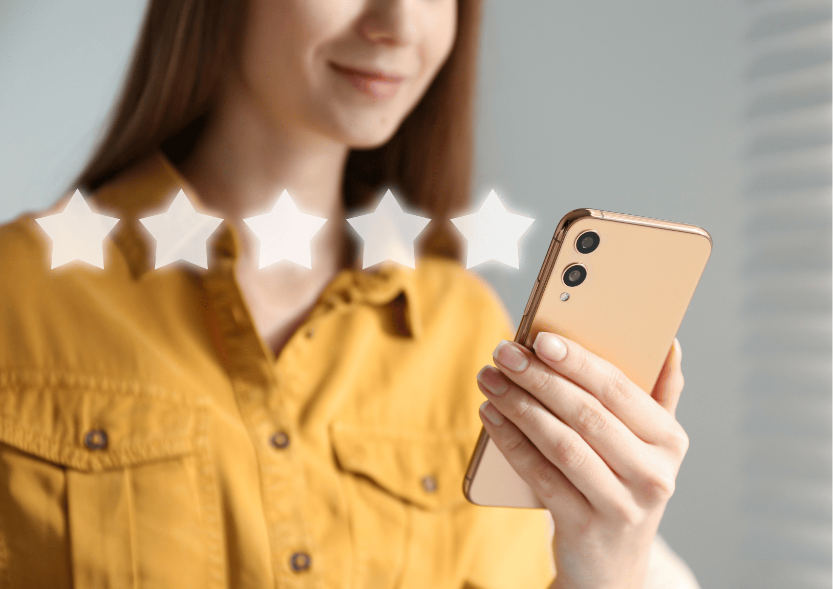 Mujer con un celular en la mano y 5 estrellas, representando la reputación de vendedor en Mercado Libre
