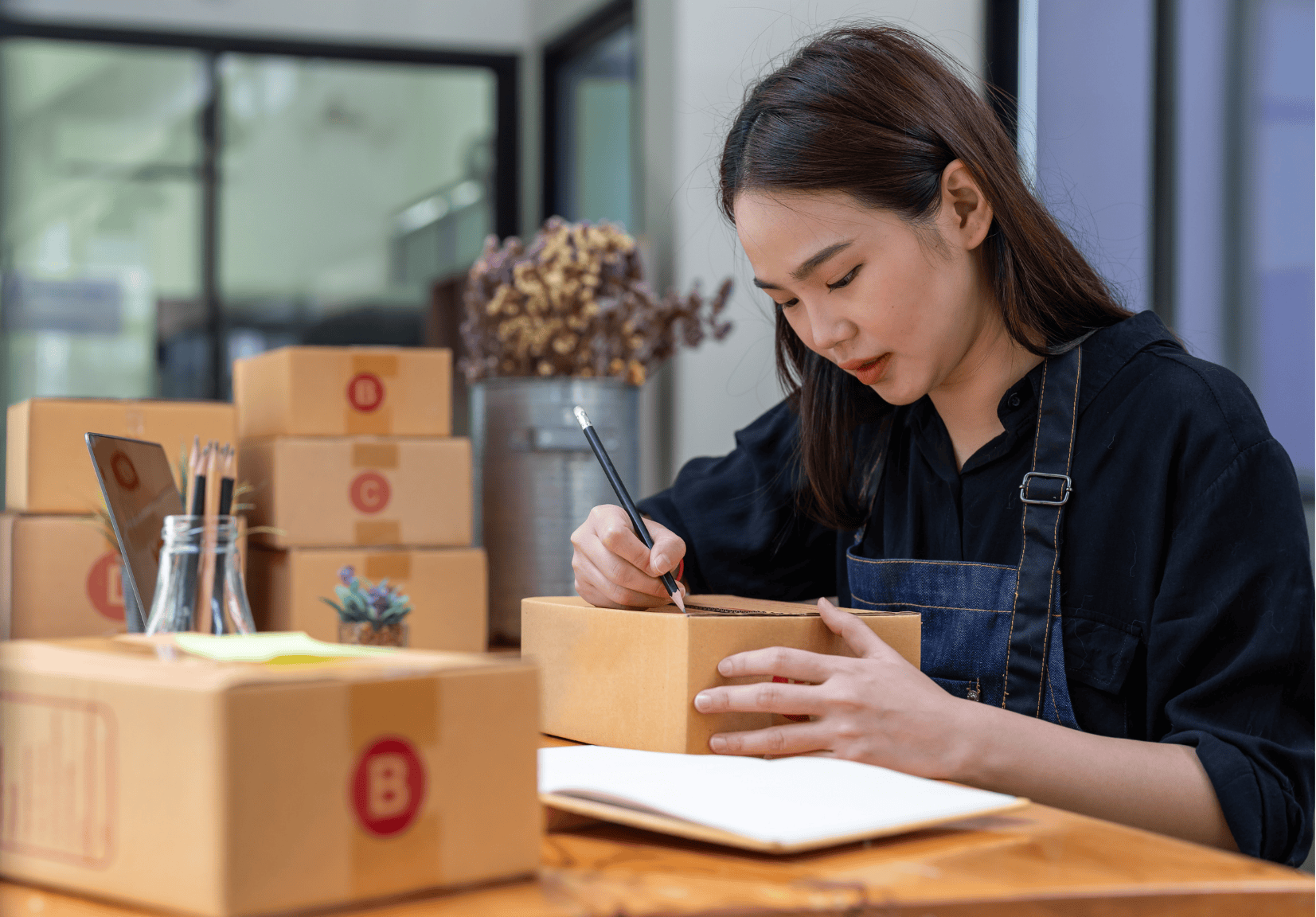Mujer vendedora preparando pedidos representando las primeras ventas online con información