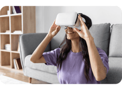 Mulher sorridente usando óculos de realidade virtual em casa