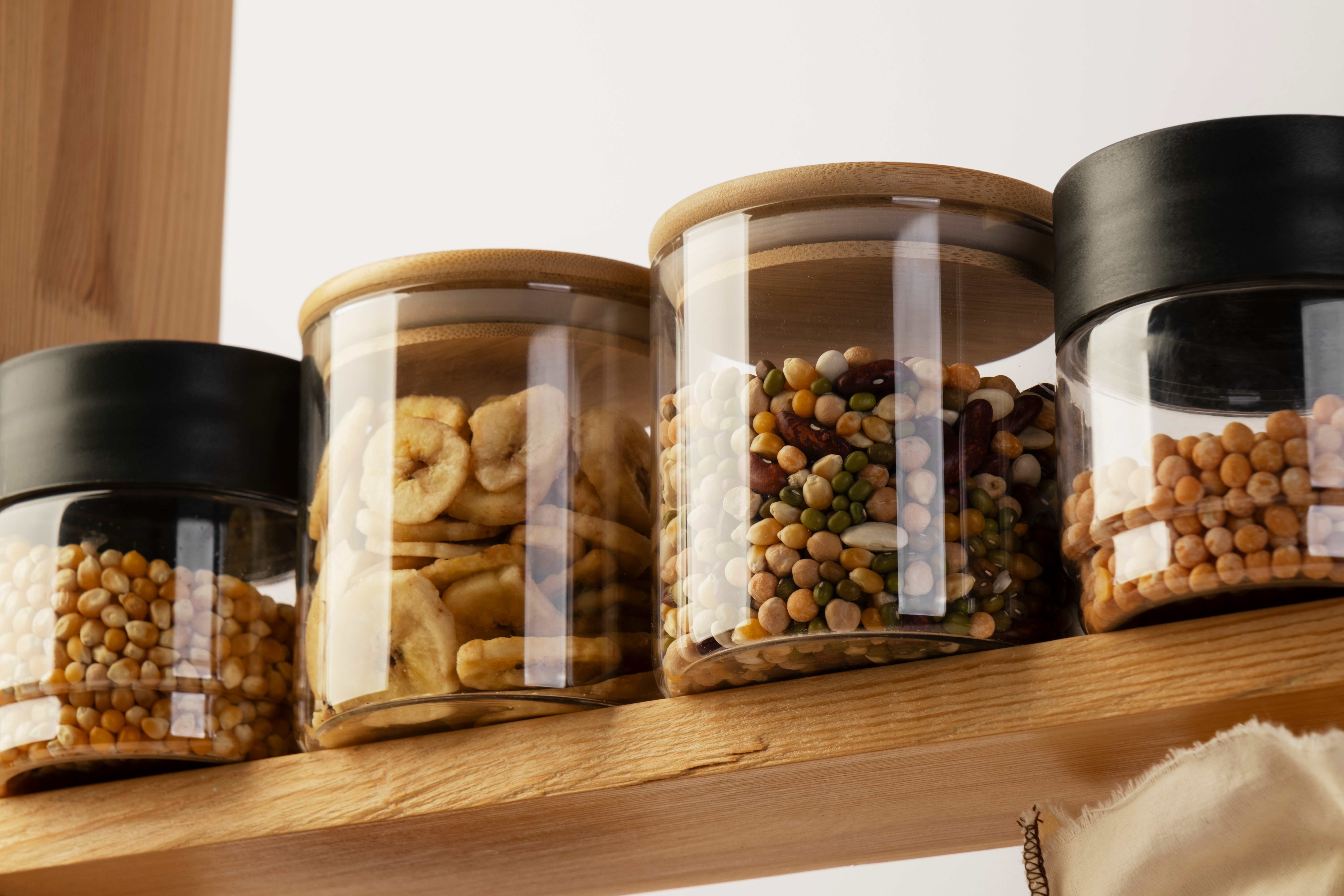 Potes de vidro com alimentos representando utensílios de cozinha para vender online