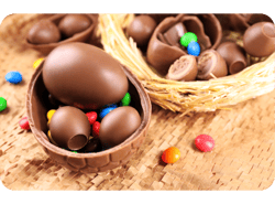 Ovos de Páscoa de chocolate em tecido de vime no ninho fechado