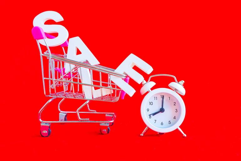 Palavra Sale em letras brancas em um carrinho de compras