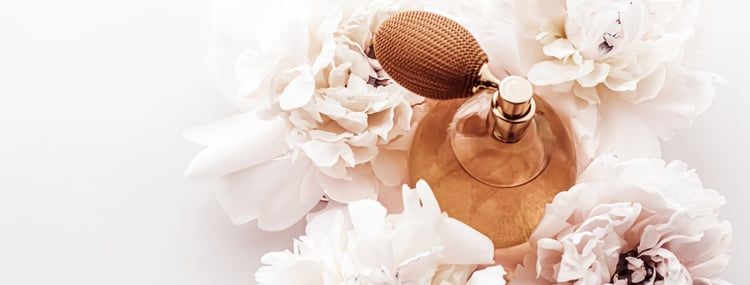 Perfume vintagem e rosas peroladas sobre fundo branco