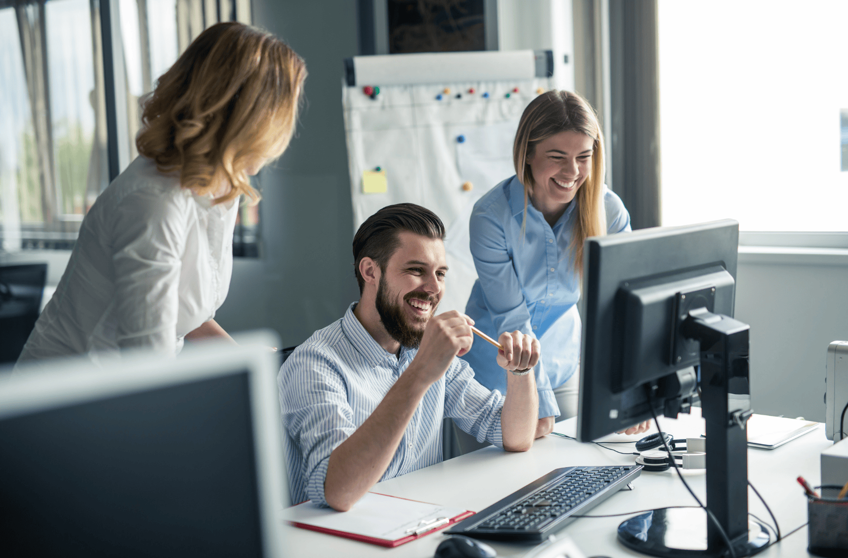 Personas alrededor de una mesa con computadoras representando el análisis de la posición de publicaciones en marketplaces