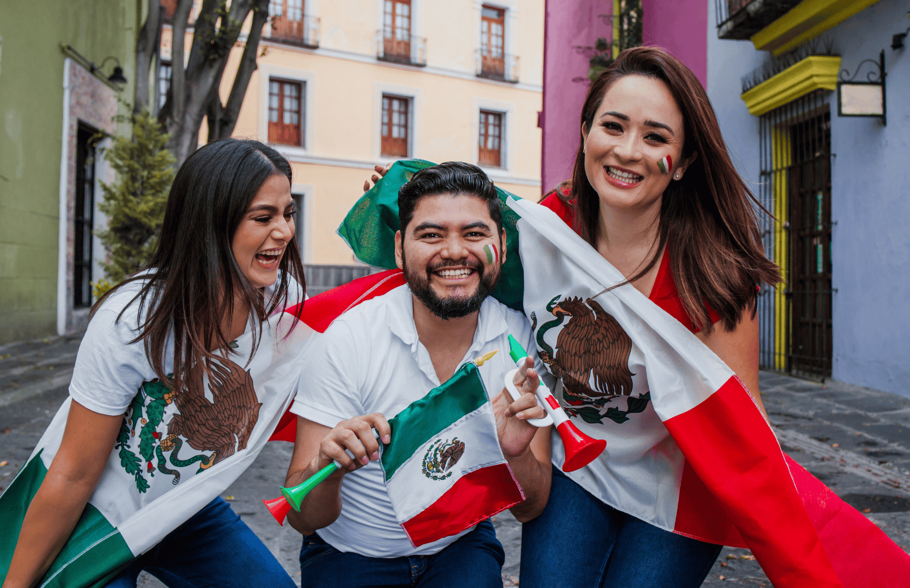 Personas con banderas de México representando las ventas por las Fiestas Patrias 2025