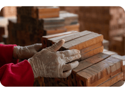Pilhas de tijolo colocadas no chão da fábrica